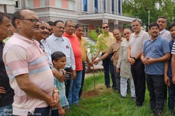 महेश्वरी समाज के द्वारा जिला अस्पताल में 10 बैंच का किया दान