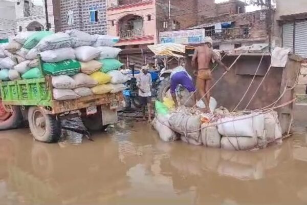 बारिश में जौरा रोड बनी जानलेवा, सरसों से लदी ट्रैक्टर ट्रॉली पलटी, किसान का भारी नुकसान – नगर निगम द्वारा नहीं कराया जा रहा समस्या का निराकरण