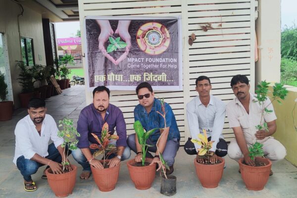 समाजसेवी डॉ राजू त्यागी के आव्हान पर जिले भर हुआ पौधरोपण