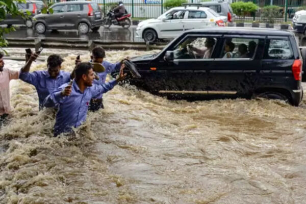 आखिर बाढ़ में क्यों डूब रहे हैं दिल्ली, मुंबई, चेन्नई, बेंगलुरु जैसे हमारे मेट्रो शहर?